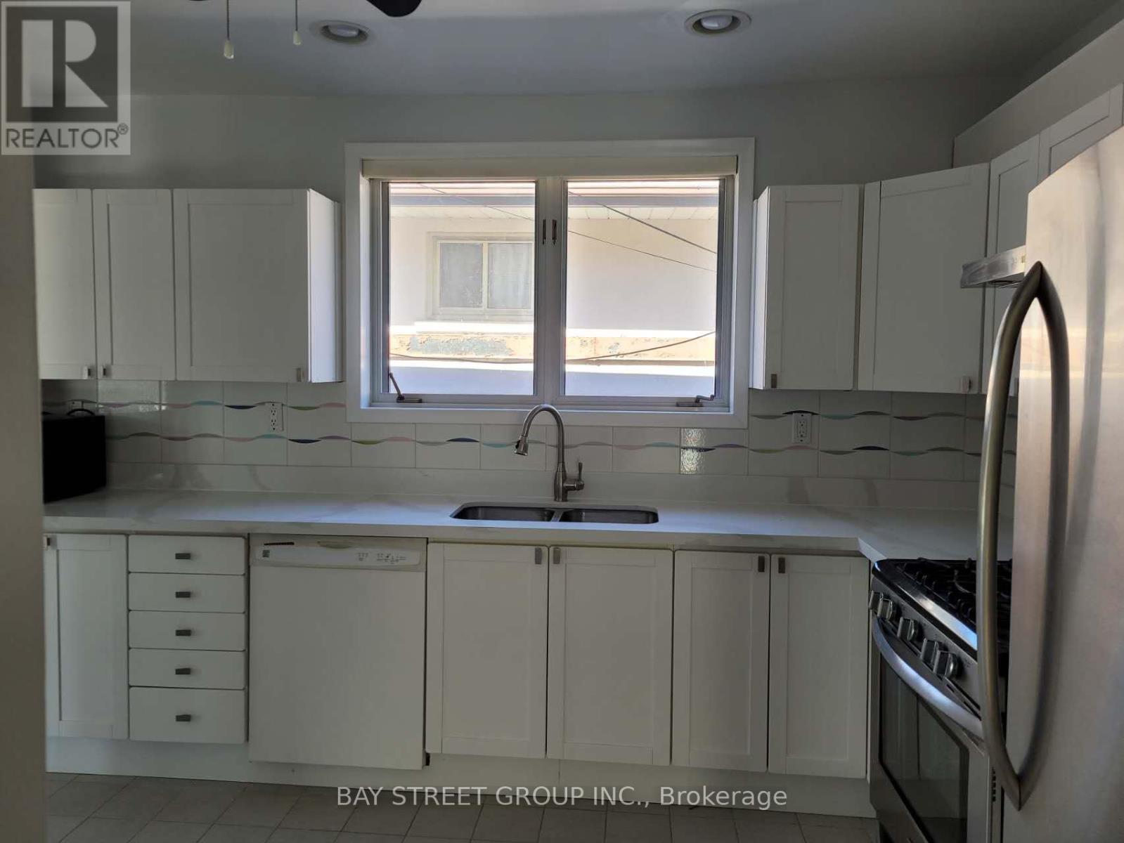 Upper - 110 Acton Avenue, Toronto, Ontario  M3H 4H3 - Photo 7 - C12859328