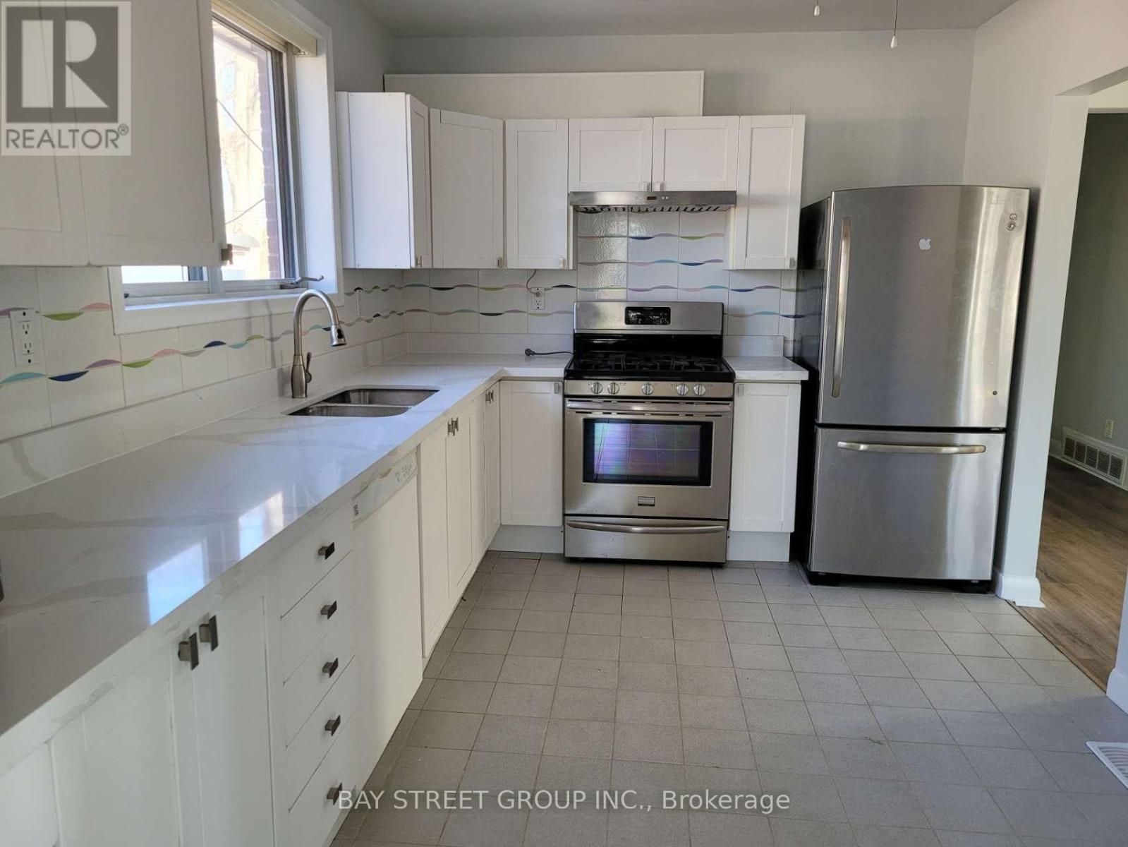 Upper - 110 Acton Avenue, Toronto, Ontario  M3H 4H3 - Photo 6 - C12859328