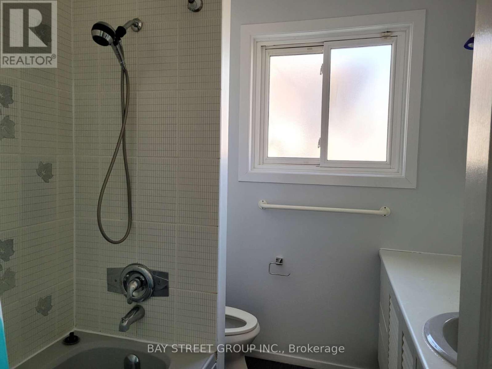 Upper - 110 Acton Avenue, Toronto, Ontario  M3H 4H3 - Photo 9 - C12859328