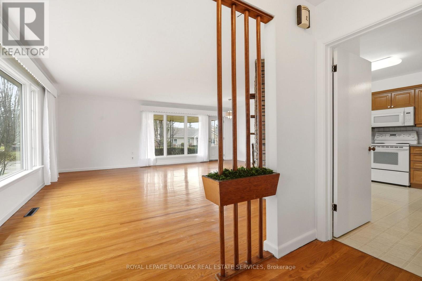 890 Falcon Boulevard, Burlington, Ontario  L7T 3B7 - Photo 11 - W12954490