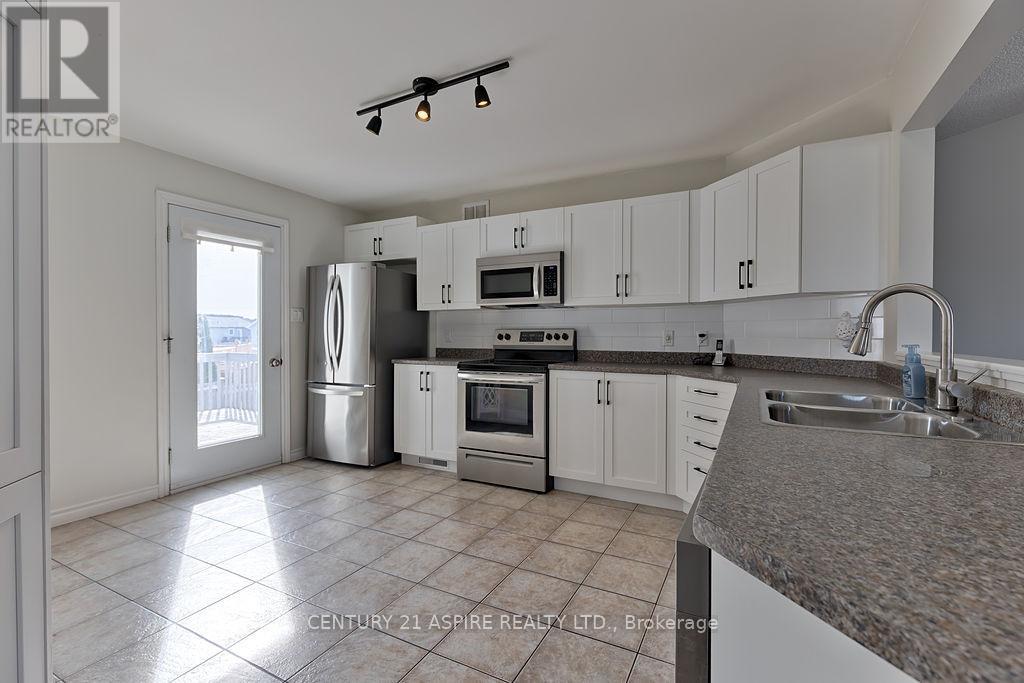 32 Highland Park Drive, Petawawa, Ontario  K8H 3S2 - Photo 12 - X12954990