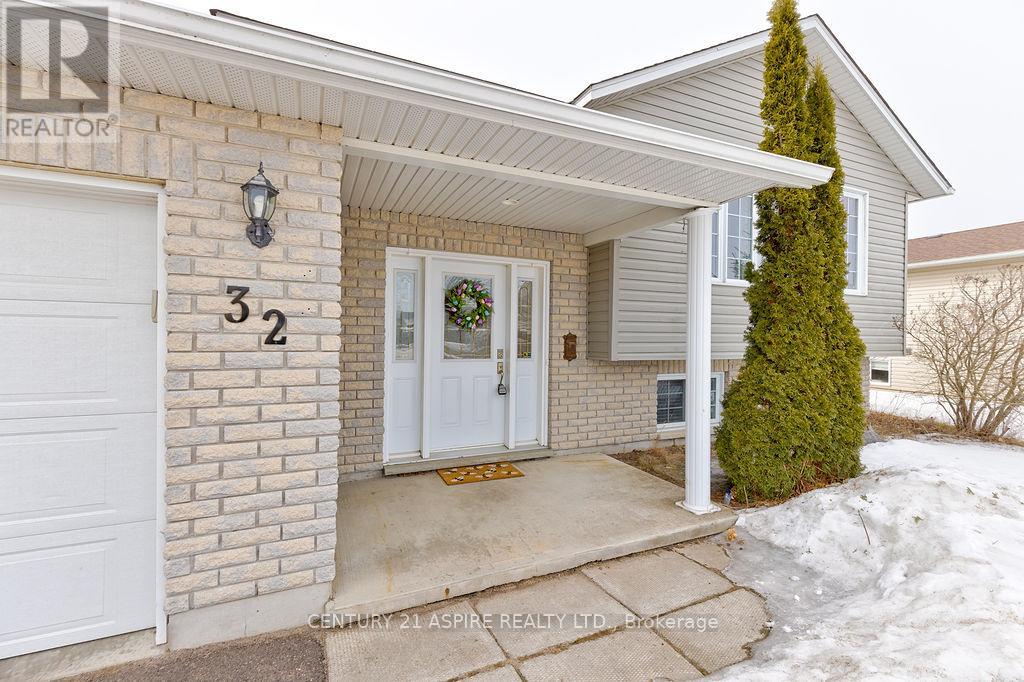 32 Highland Park Drive, Petawawa, Ontario  K8H 3S2 - Photo 2 - X12954990