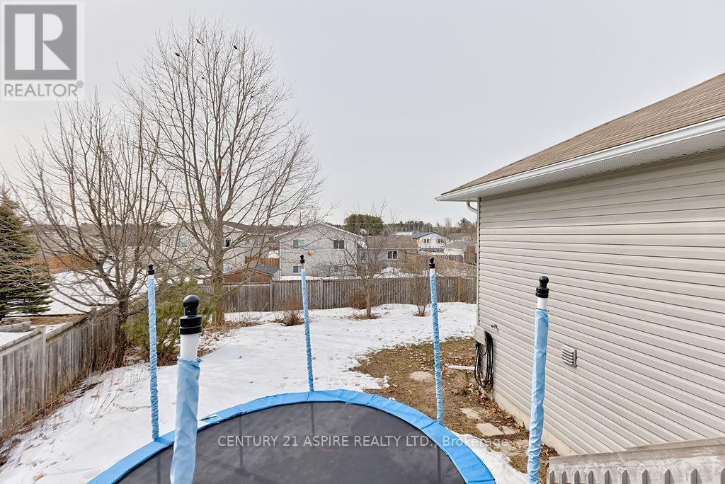 32 Highland Park Drive, Petawawa, Ontario  K8H 3S2 - Photo 37 - X12954990