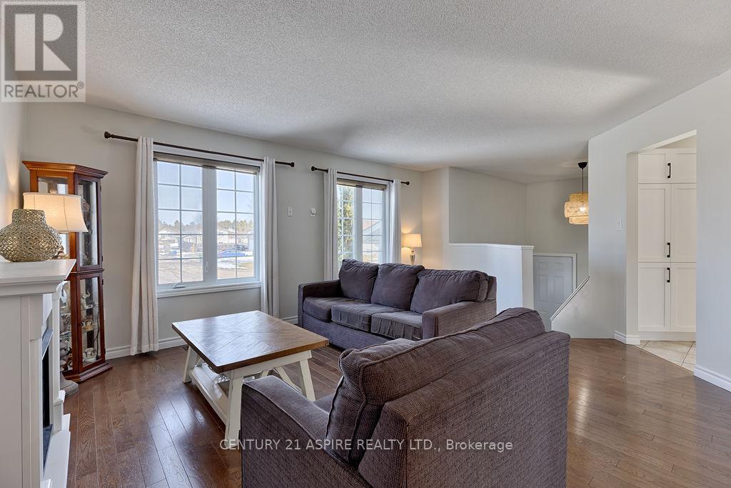 32 Highland Park Drive, Petawawa, Ontario  K8H 3S2 - Photo 4 - X12954990