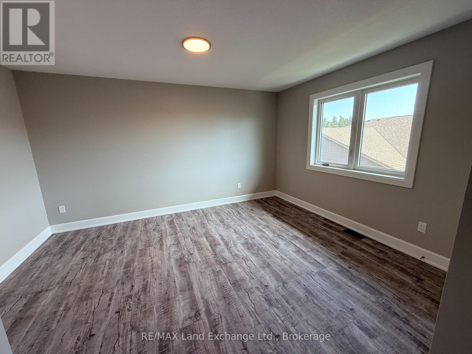 Unit 2 - 8 Golf Links Road, Kincardine, Ontario  N2Z 0G1 - Photo 11 - X12955104