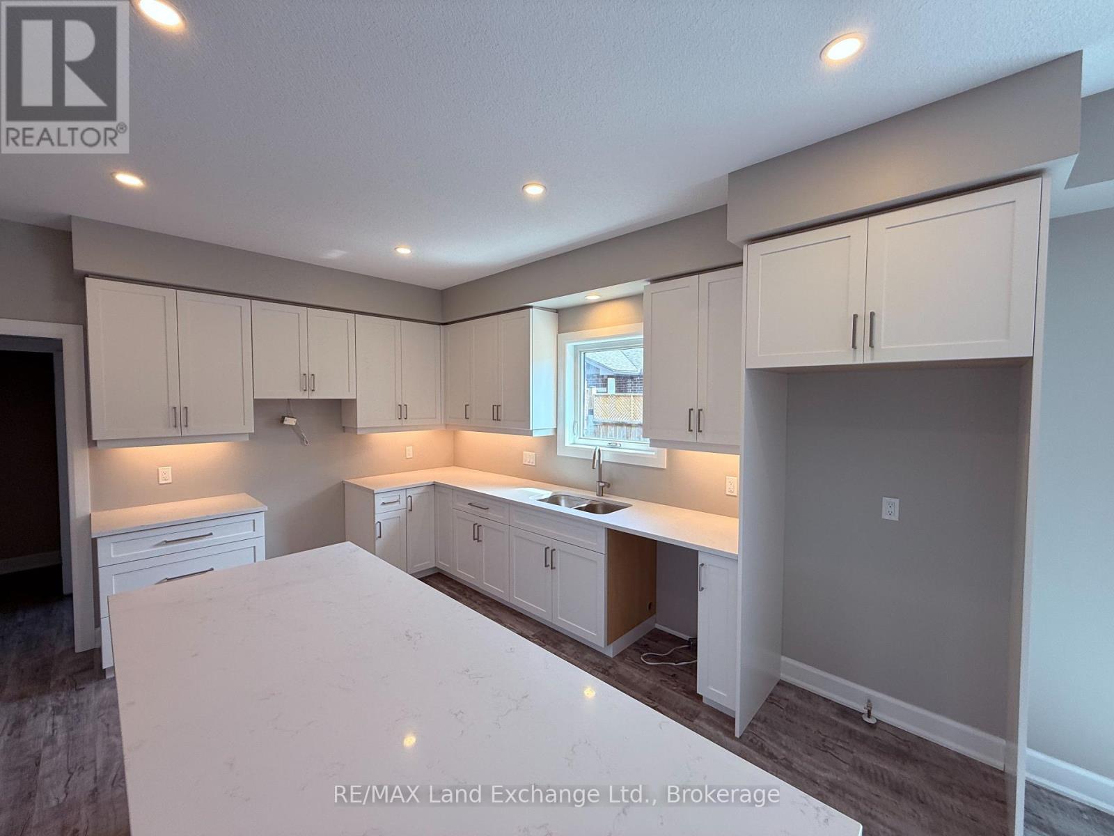 Unit 2 - 8 Golf Links Road, Kincardine, Ontario  N2Z 0G1 - Photo 6 - X12955104