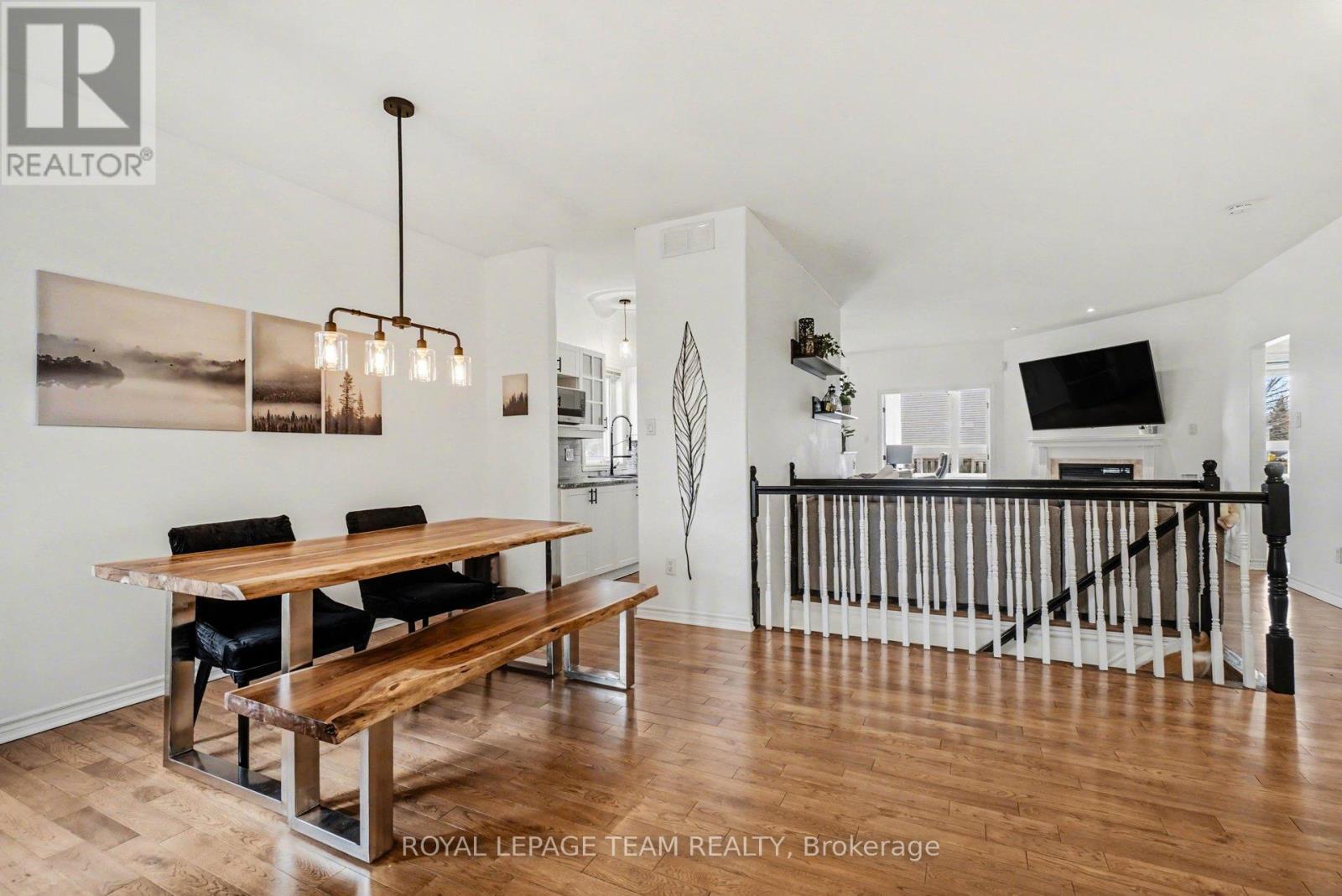 689 Vermillion Drive, Ottawa, Ontario  K1V 1W2 - Photo 4 - X12955024