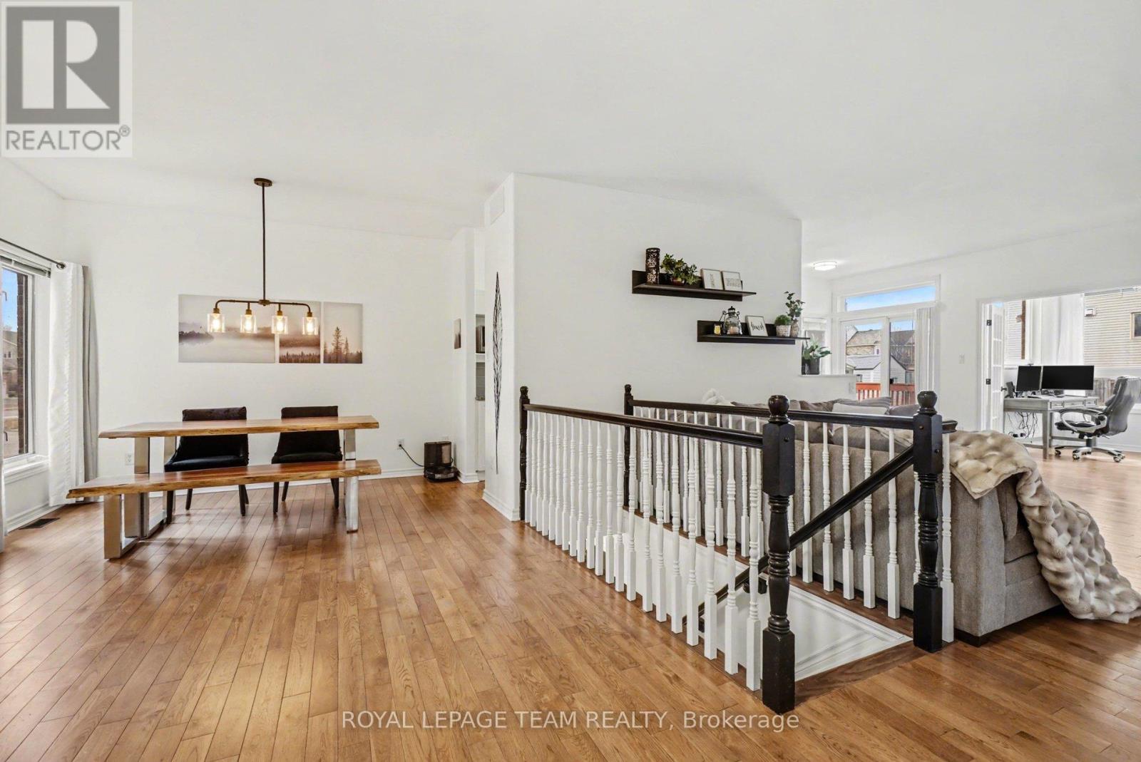 689 Vermillion Drive, Ottawa, Ontario  K1V 1W2 - Photo 5 - X12955024