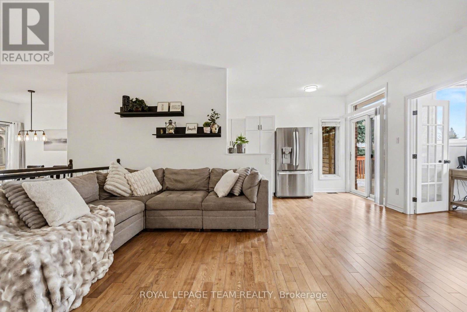 689 Vermillion Drive, Ottawa, Ontario  K1V 1W2 - Photo 7 - X12955024