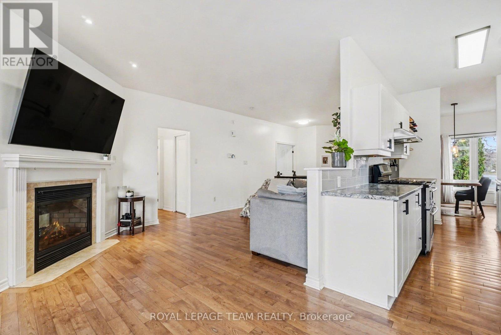 689 Vermillion Drive, Ottawa, Ontario  K1V 1W2 - Photo 8 - X12955024