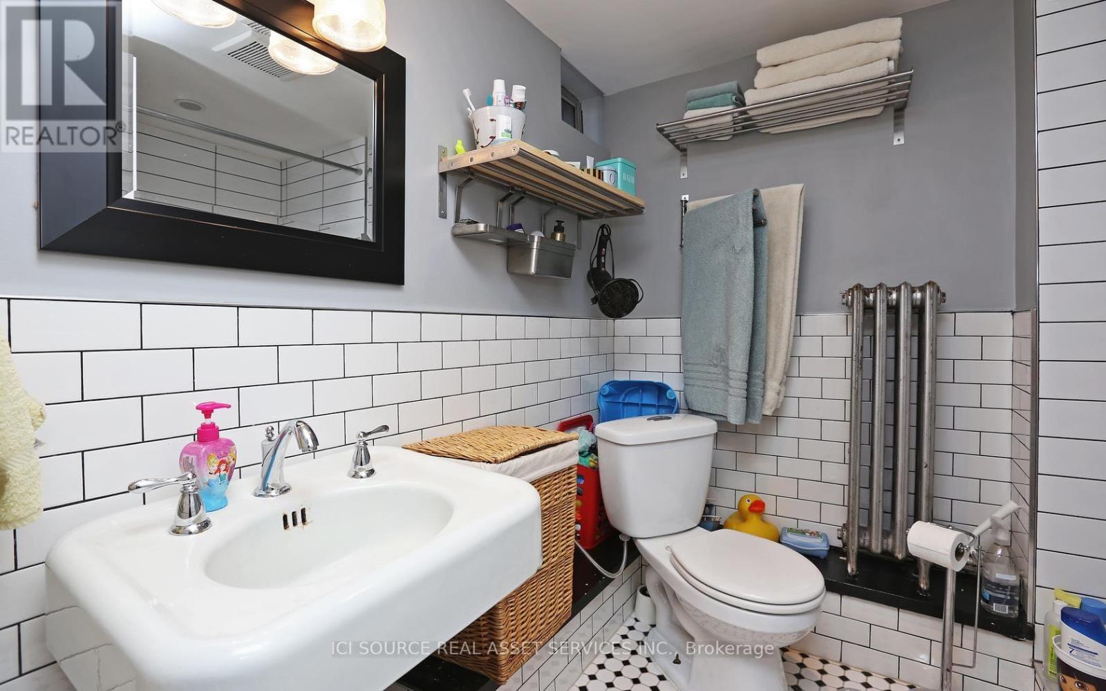 1 - 224 Jones Avenue, Toronto, Ontario  M4M 3A3 - Photo 8 - E12955110