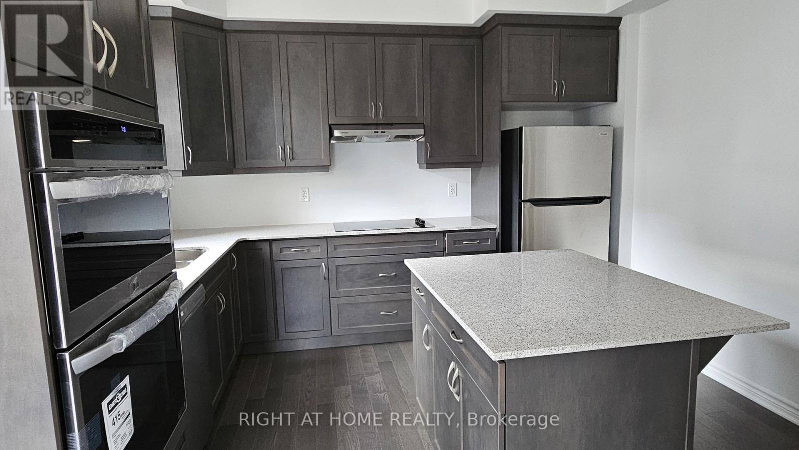 1261 Courtleigh Trail, Oakville, Ontario  L6H 7Y2 - Photo 7 - W12955086