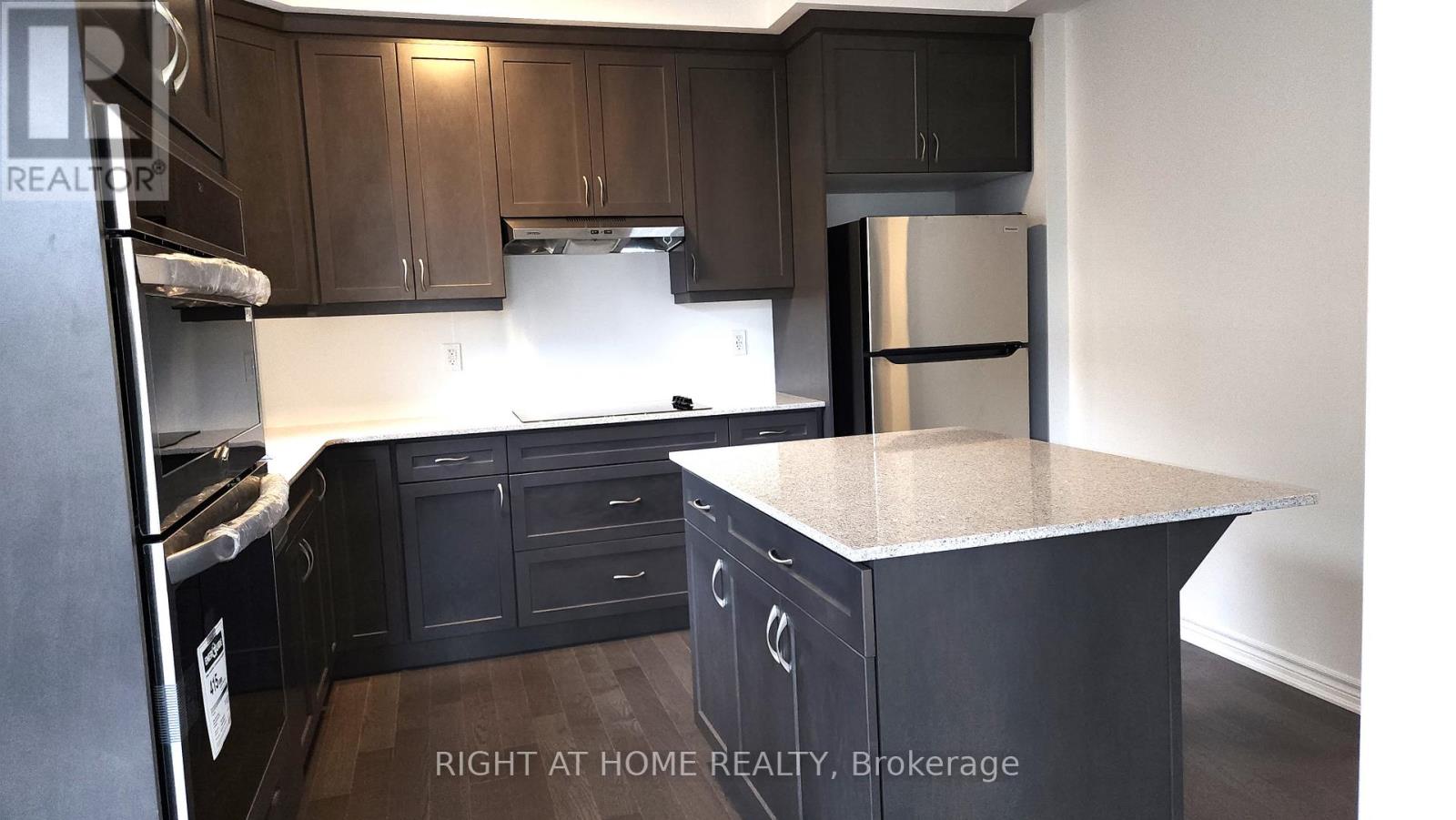 1261 Courtleigh Trail, Oakville, Ontario  L6H 7Y2 - Photo 9 - W12955086