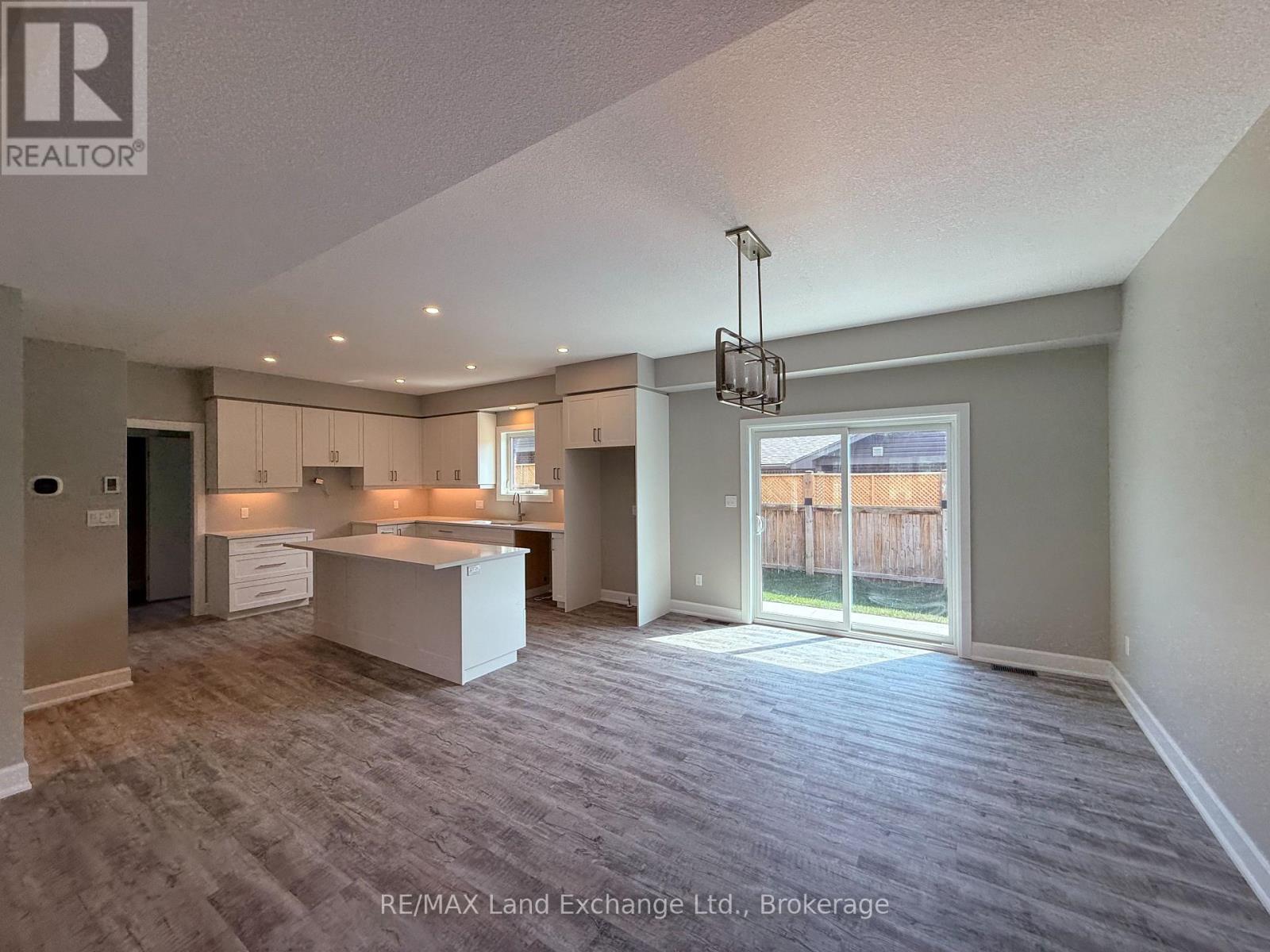 Unit 3 - 8 Golf Links Road, Kincardine, Ontario  N2Z 0G1 - Photo 5 - X12955112