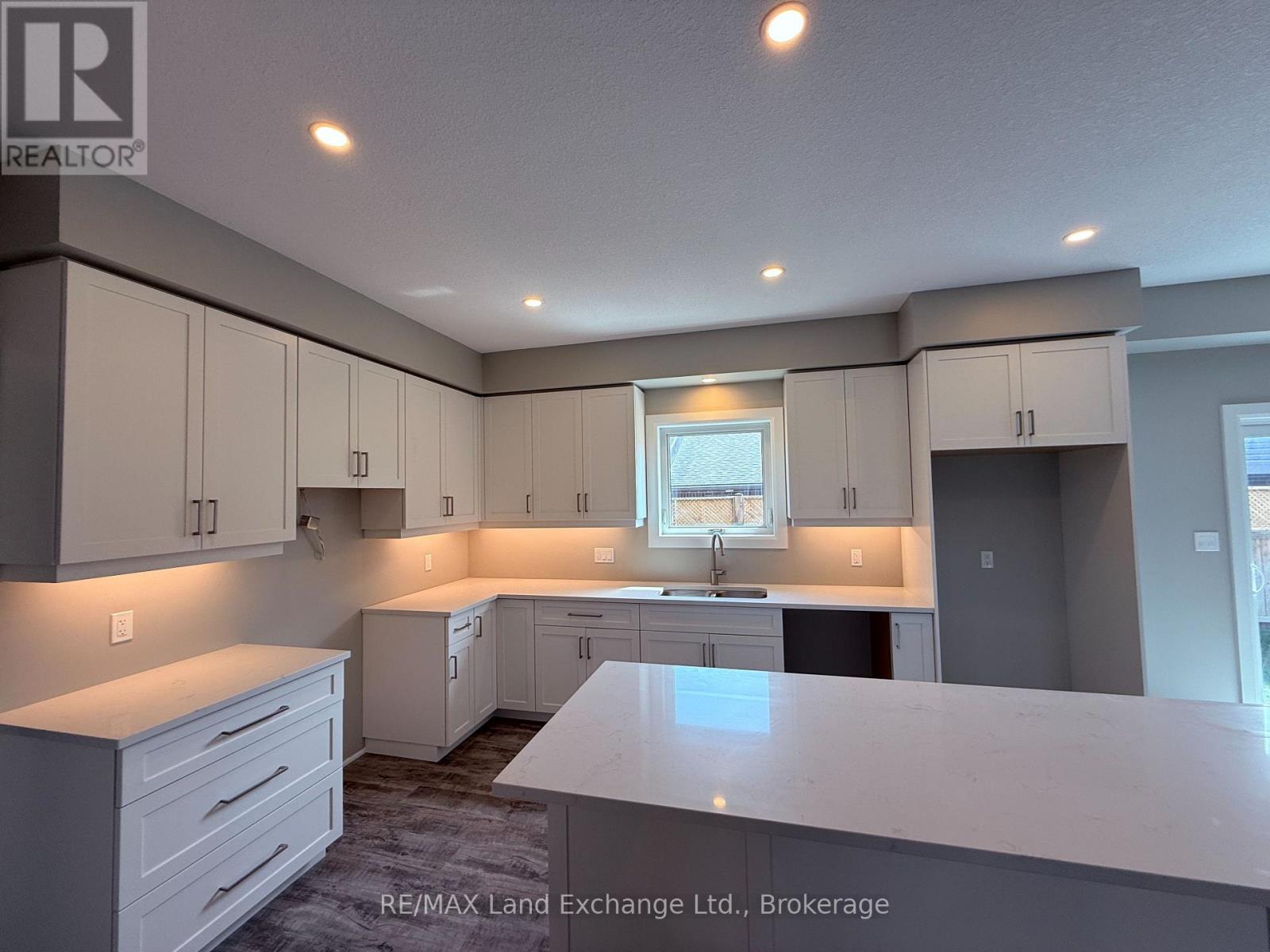 Unit 3 - 8 Golf Links Road, Kincardine, Ontario  N2Z 0G1 - Photo 7 - X12955112