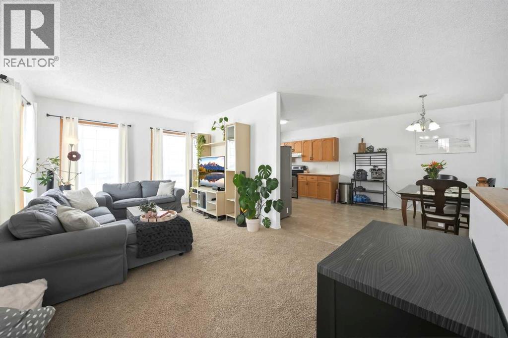 18 West Mcdonald Place, Cochrane, Alberta  T4C 1L8 - Photo 7 - A2297286