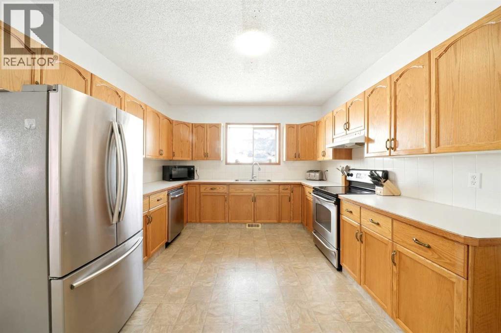 18 West Mcdonald Place, Cochrane, Alberta  T4C 1L8 - Photo 10 - A2297286