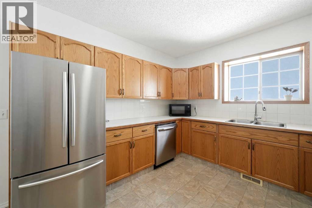 18 West Mcdonald Place, Cochrane, Alberta  T4C 1L8 - Photo 12 - A2297286