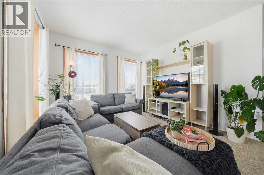 18 West Mcdonald Place, Cochrane, Alberta  T4C 1L8 - Photo 4 - A2297286