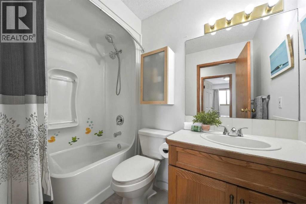 18 West Mcdonald Place, Cochrane, Alberta  T4C 1L8 - Photo 19 - A2297286