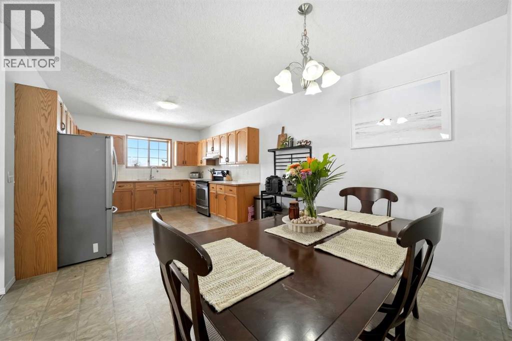 18 West Mcdonald Place, Cochrane, Alberta  T4C 1L8 - Photo 8 - A2297286