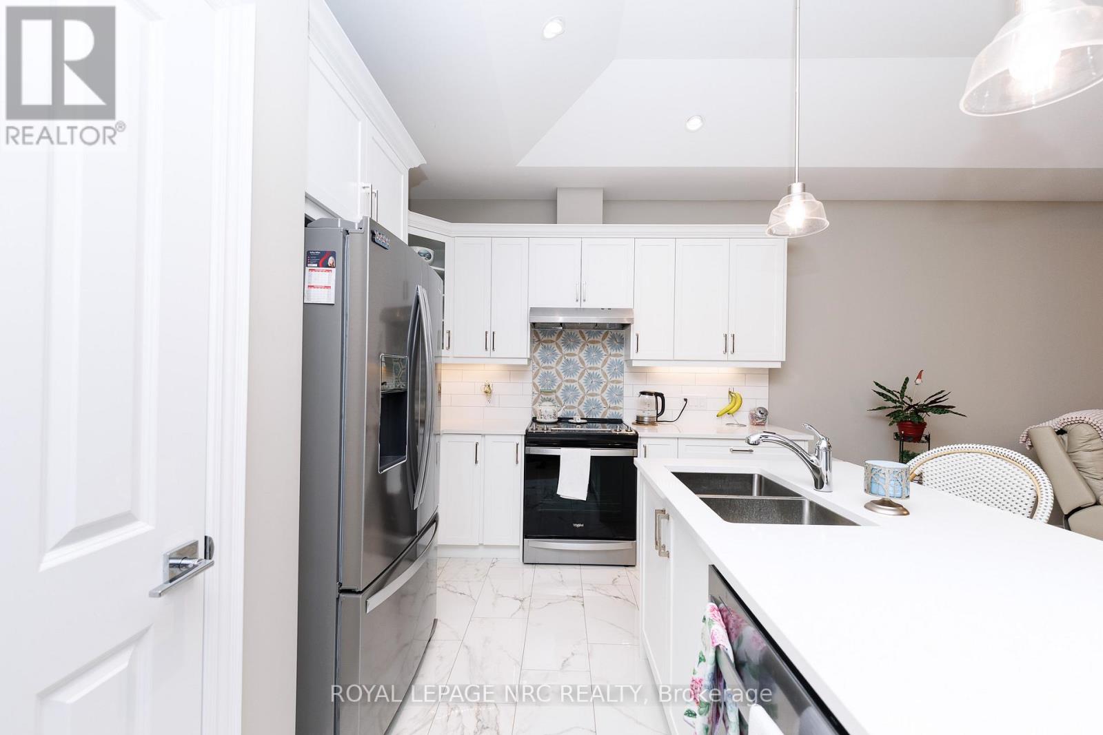 4136 Village Creek Drive, Fort Erie, Ontario  L0S 1S0 - Photo 5 - X12955150