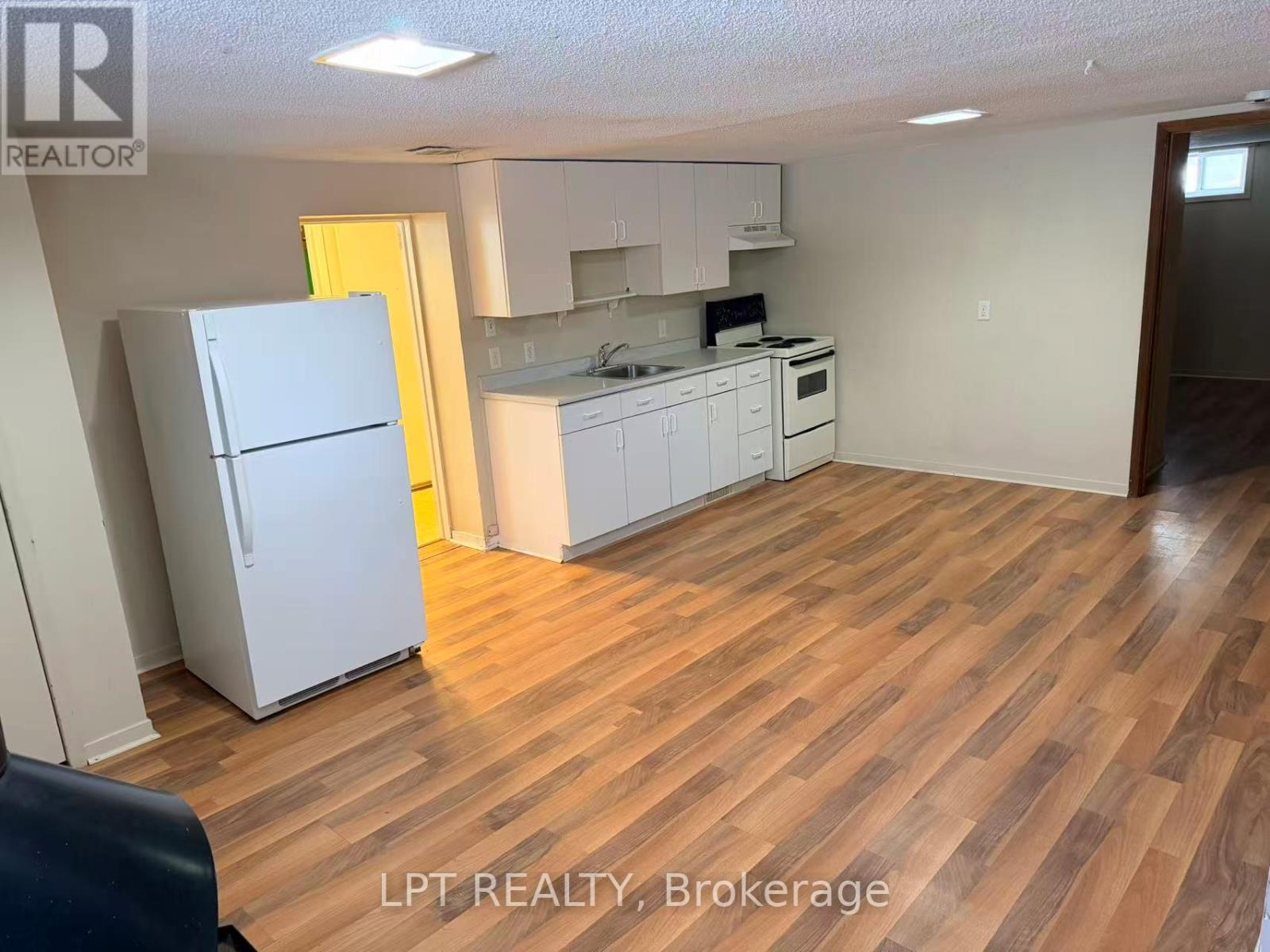 520 Lynett Crescent, Richmond Hill, Ontario  L4C 2V9 - Photo 8 - N12955146