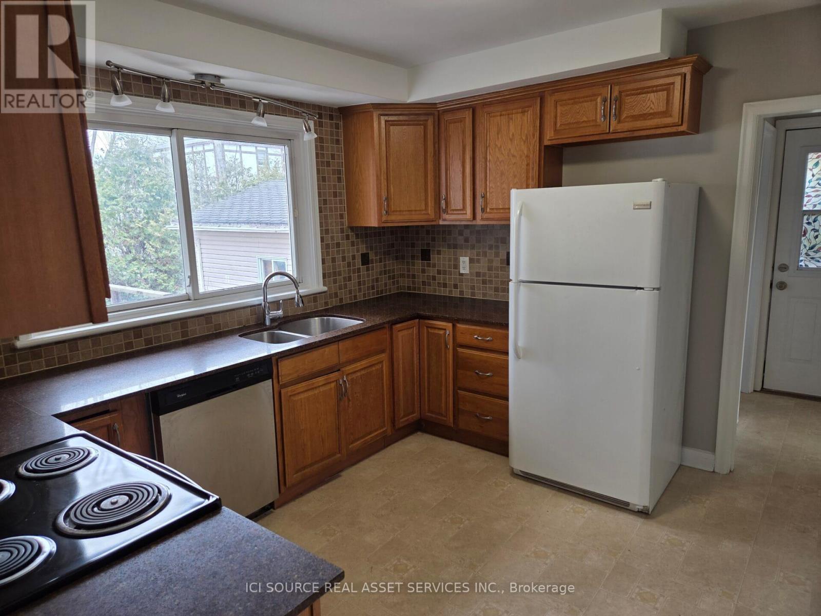 30 Sunnycrest Drive, Ottawa, Ontario  K2E 5Y2 - Photo 5 - X12955126