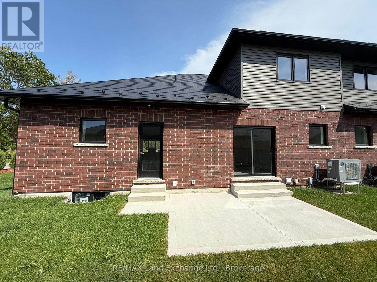 Unit 4 - 8 Golf Links Road, Kincardine, Ontario  N2Z 0G1 - Photo 4 - X12955168