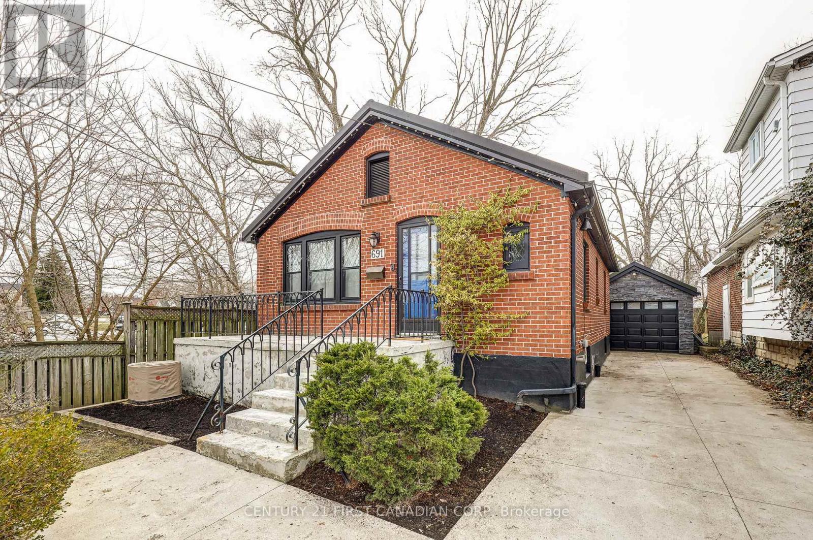 691 Emery Street E, London South, Ontario  N6C 2G3 - Photo 3 - X12955198