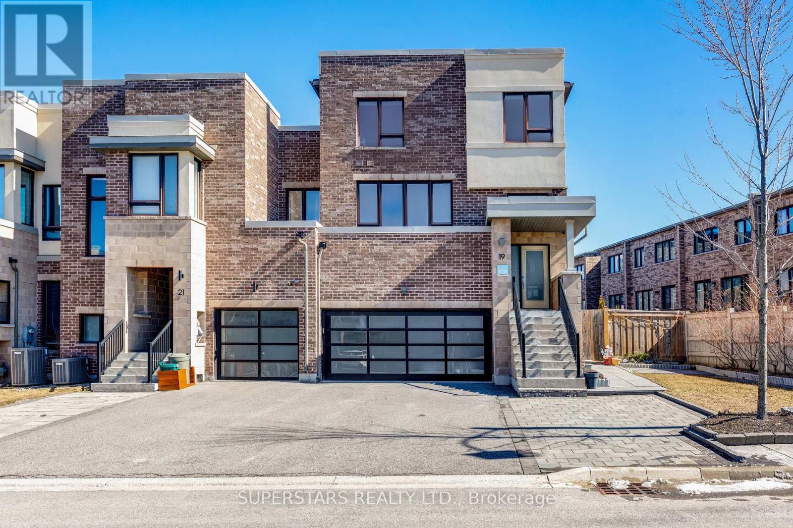 19 Helliwell Crescent, Richmond Hill, Ontario  L4E 1C8 - Photo 1 - N12955236