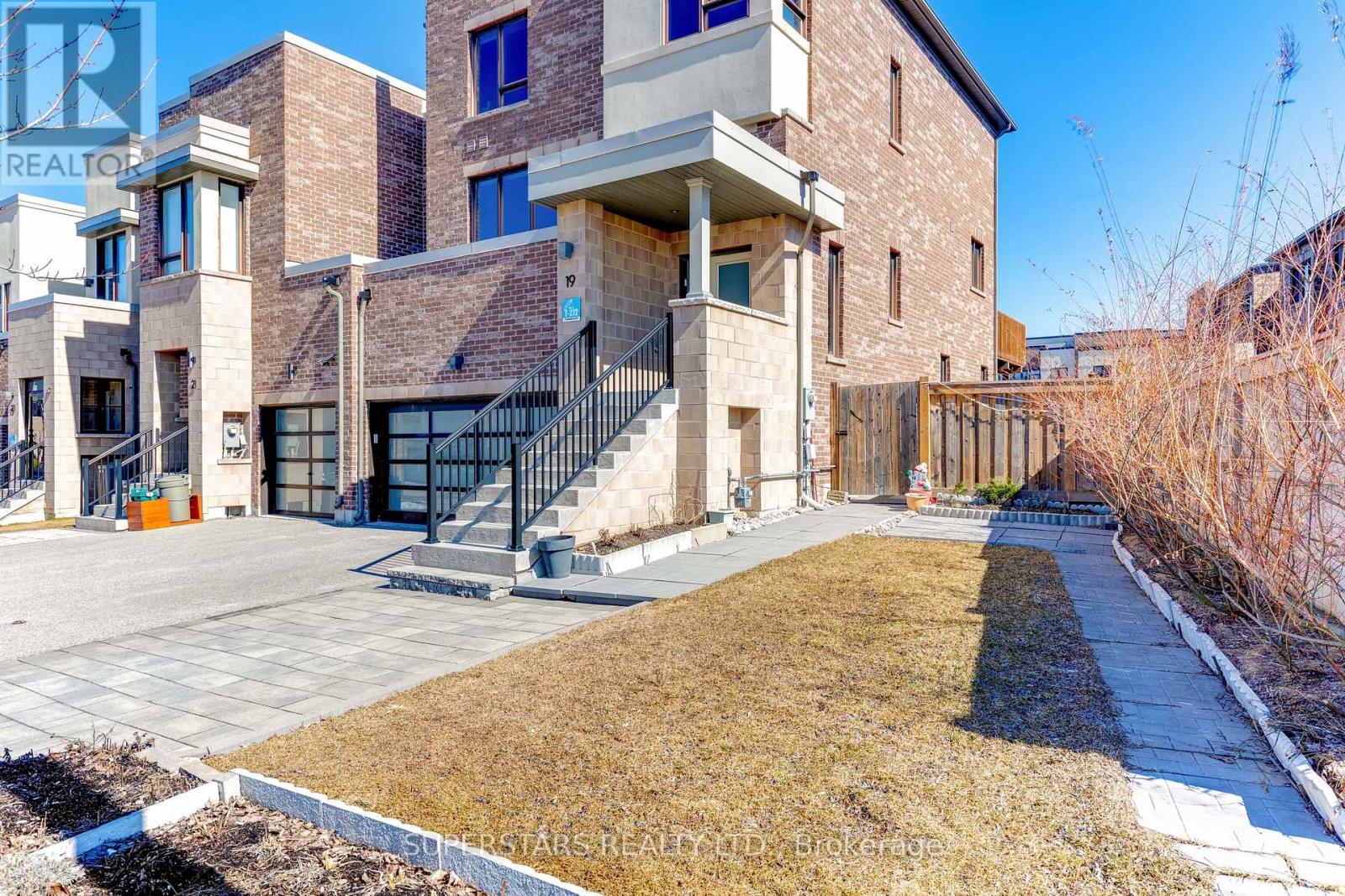 19 Helliwell Crescent, Richmond Hill, Ontario  L4E 1C8 - Photo 2 - N12955236