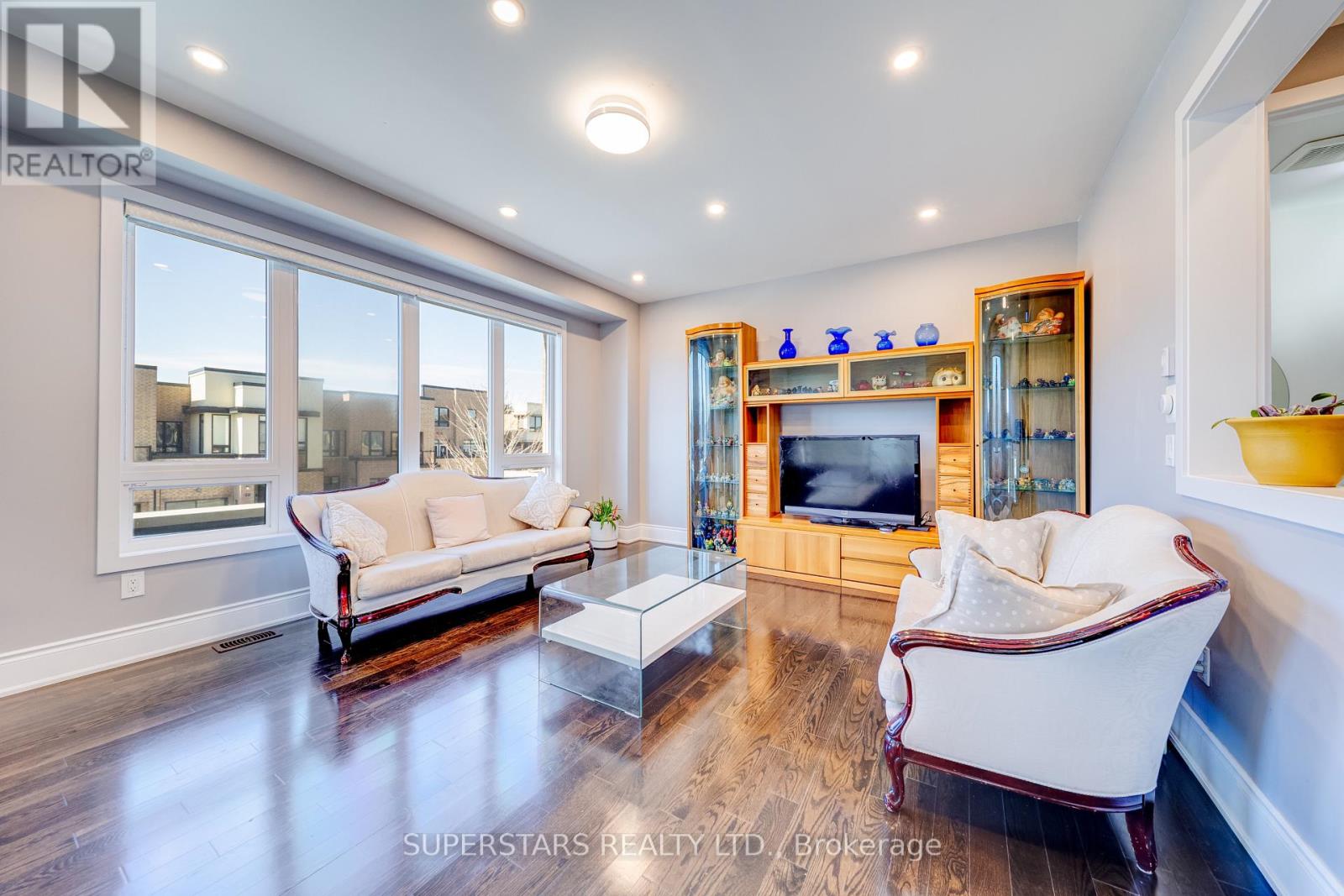 19 Helliwell Crescent, Richmond Hill, Ontario  L4E 1C8 - Photo 4 - N12955236