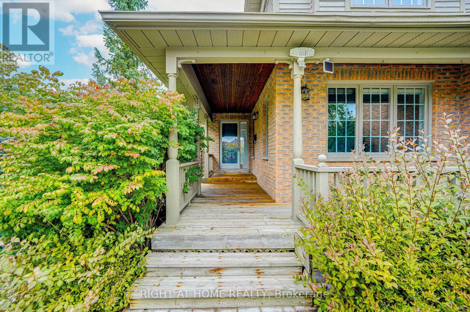 2623 Charlotte Court, Mississauga, Ontario  L5M 5E6 - Photo 4 - W12955162