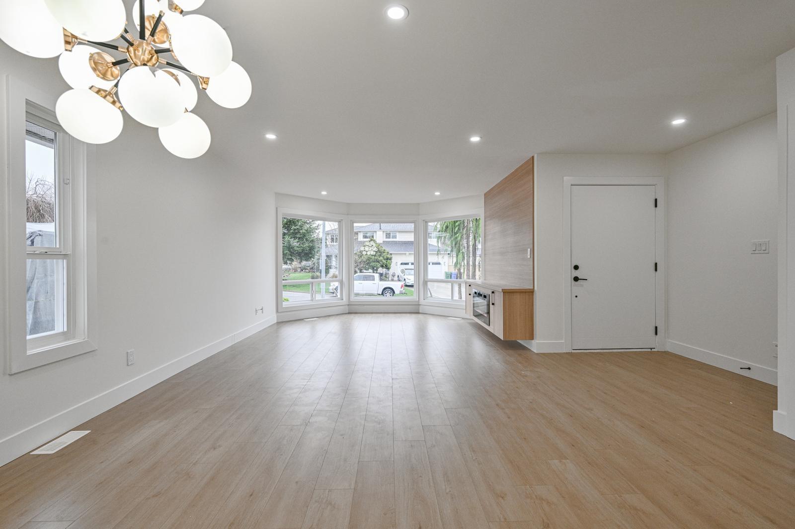 32069 Clinton Avenue, Abbotsford, British Columbia  V2T 5B7 - Photo 2 - R3105255