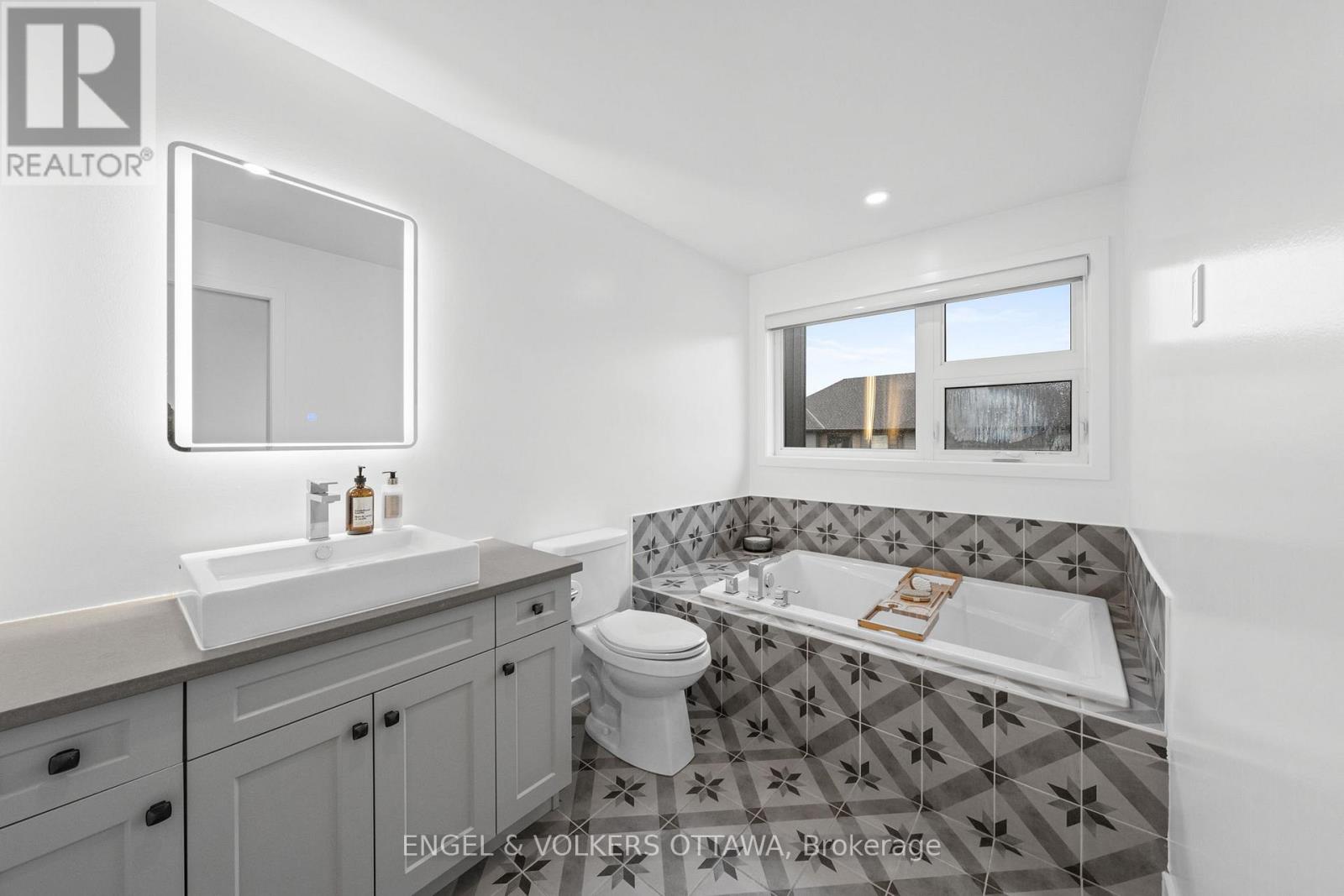 561 Rathburn Lane, Ottawa, Ontario  K1T 0T3 - Photo 18 - X12955308