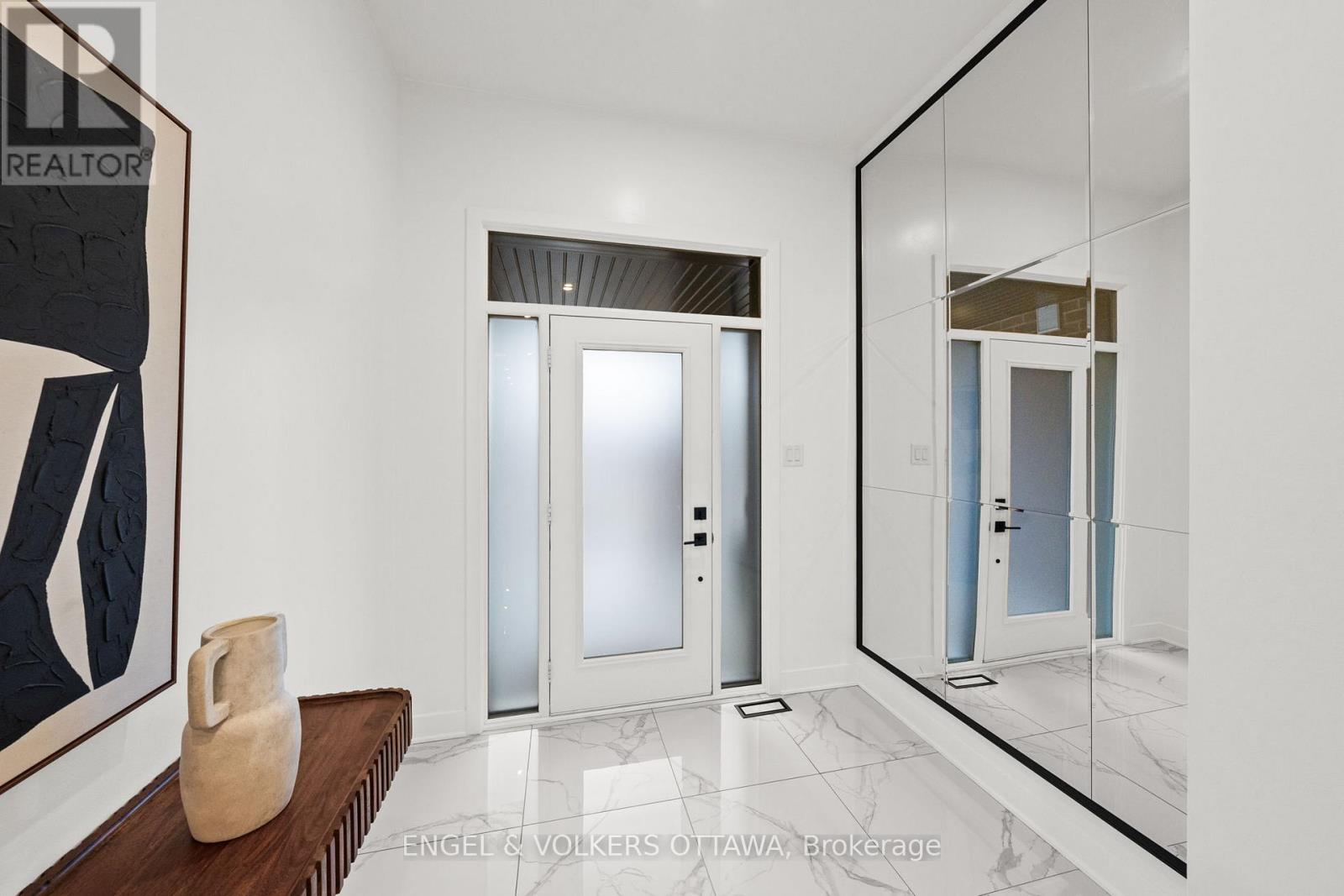 561 Rathburn Lane, Ottawa, Ontario  K1T 0T3 - Photo 2 - X12955308