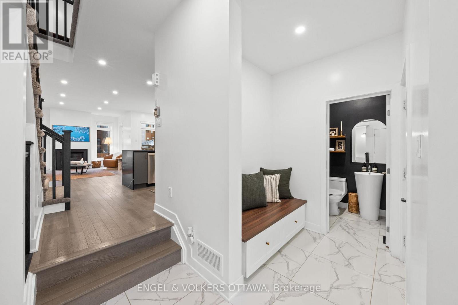 561 Rathburn Lane, Ottawa, Ontario  K1T 0T3 - Photo 4 - X12955308