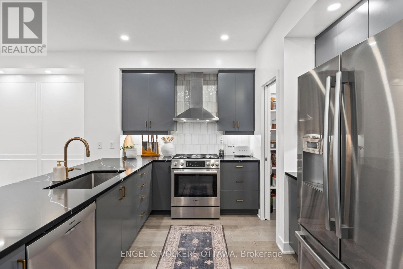 561 Rathburn Lane, Ottawa, Ontario  K1T 0T3 - Photo 7 - X12955308