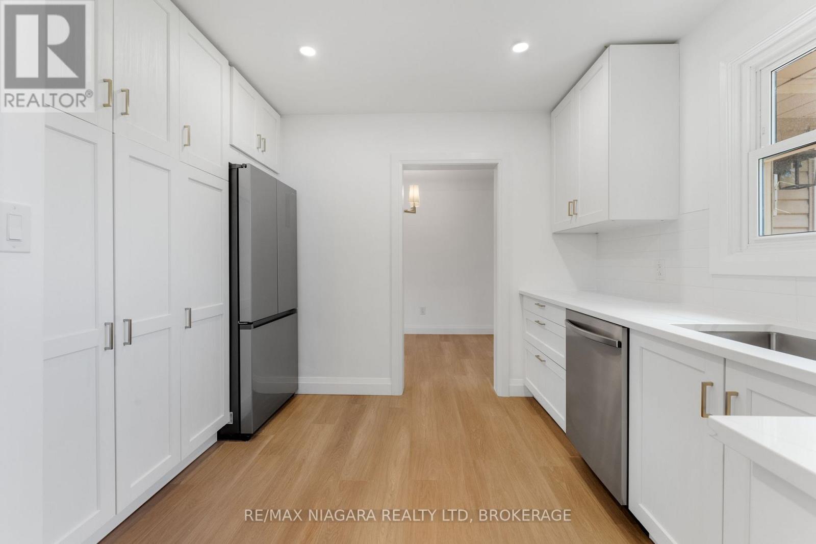 10 West Hampton Road, St. Catharines, Ontario  L2T 3E5 - Photo 11 - X12955262