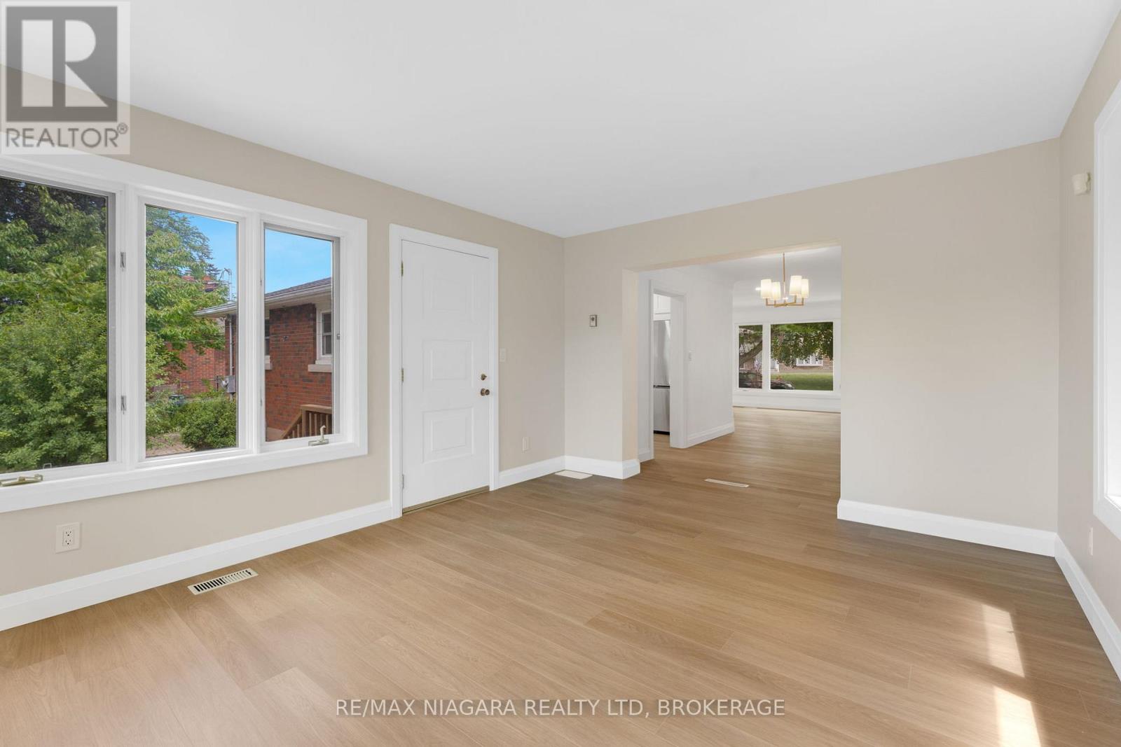 10 West Hampton Road, St. Catharines, Ontario  L2T 3E5 - Photo 14 - X12955262