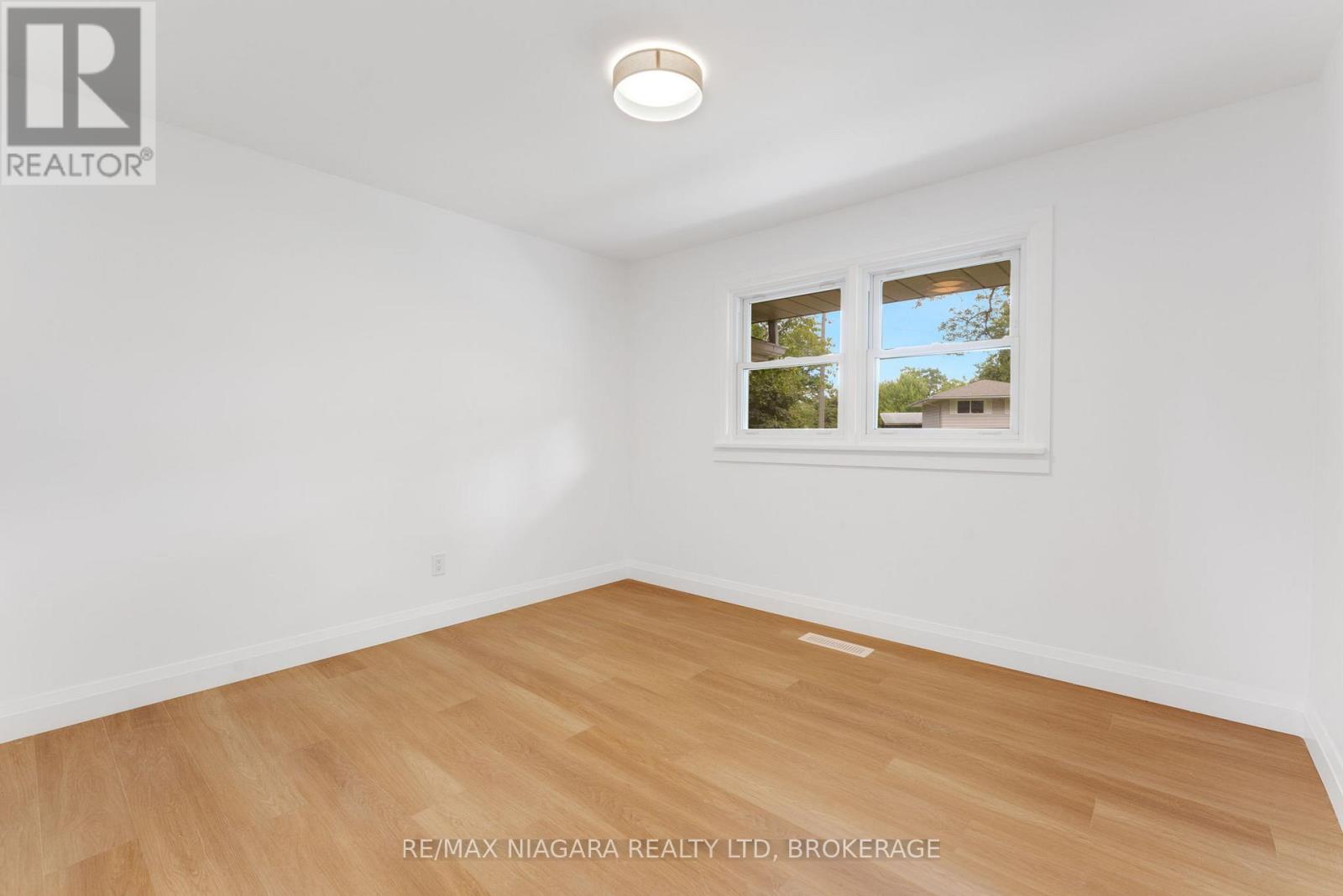 10 West Hampton Road, St. Catharines, Ontario  L2T 3E5 - Photo 17 - X12955262