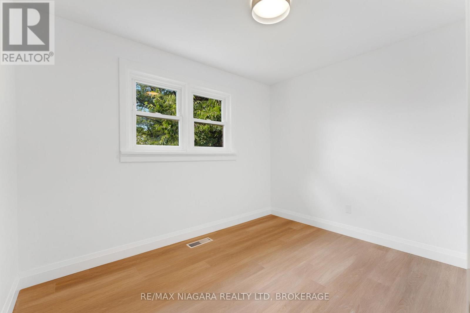 10 West Hampton Road, St. Catharines, Ontario  L2T 3E5 - Photo 19 - X12955262