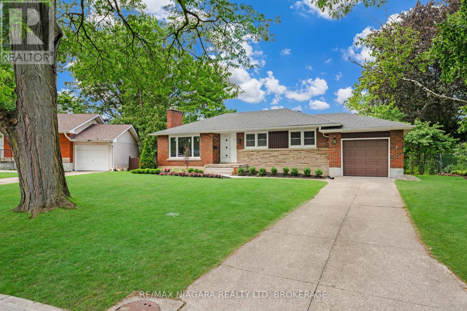 10 West Hampton Road, St. Catharines, Ontario  L2T 3E5 - Photo 2 - X12955262