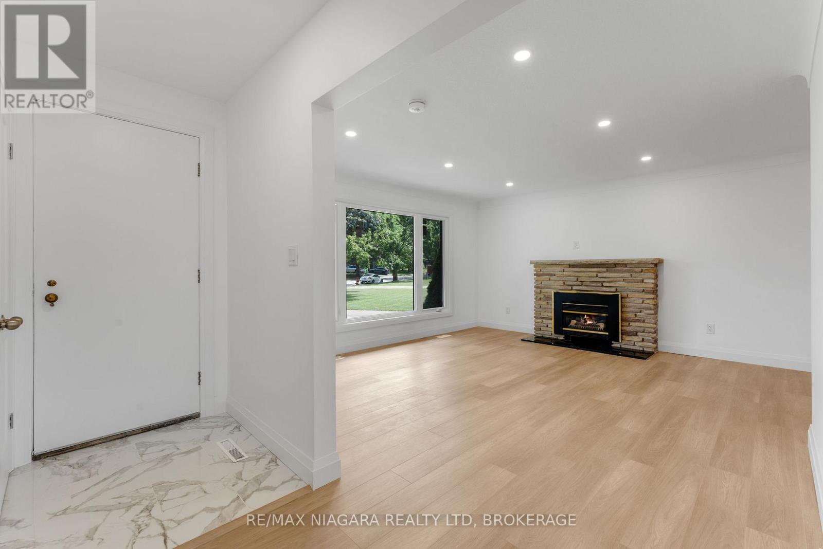 10 West Hampton Road, St. Catharines, Ontario  L2T 3E5 - Photo 3 - X12955262