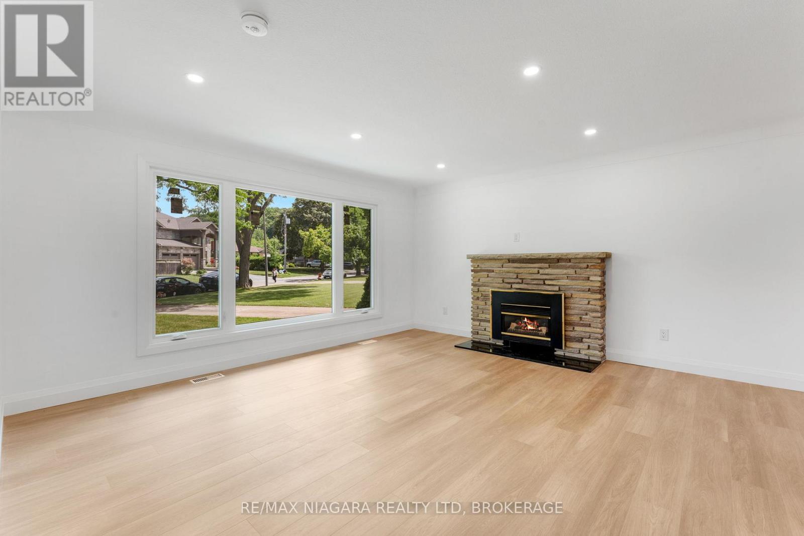 10 West Hampton Road, St. Catharines, Ontario  L2T 3E5 - Photo 4 - X12955262