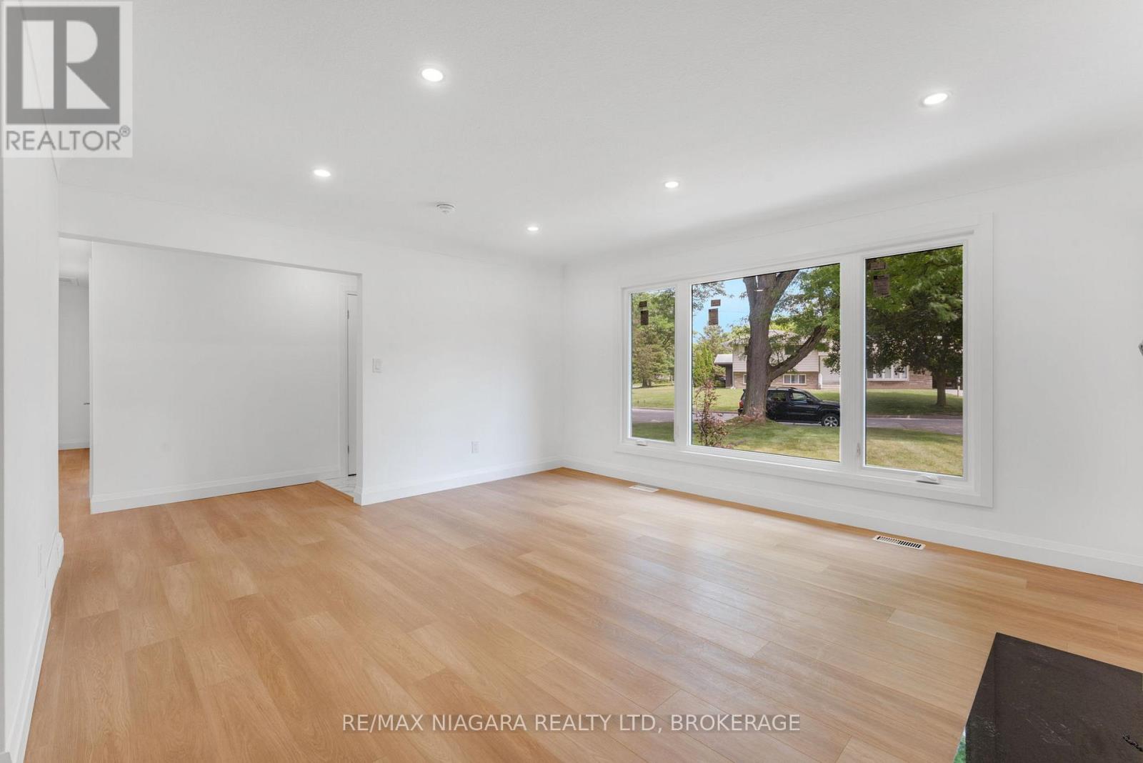 10 West Hampton Road, St. Catharines, Ontario  L2T 3E5 - Photo 5 - X12955262