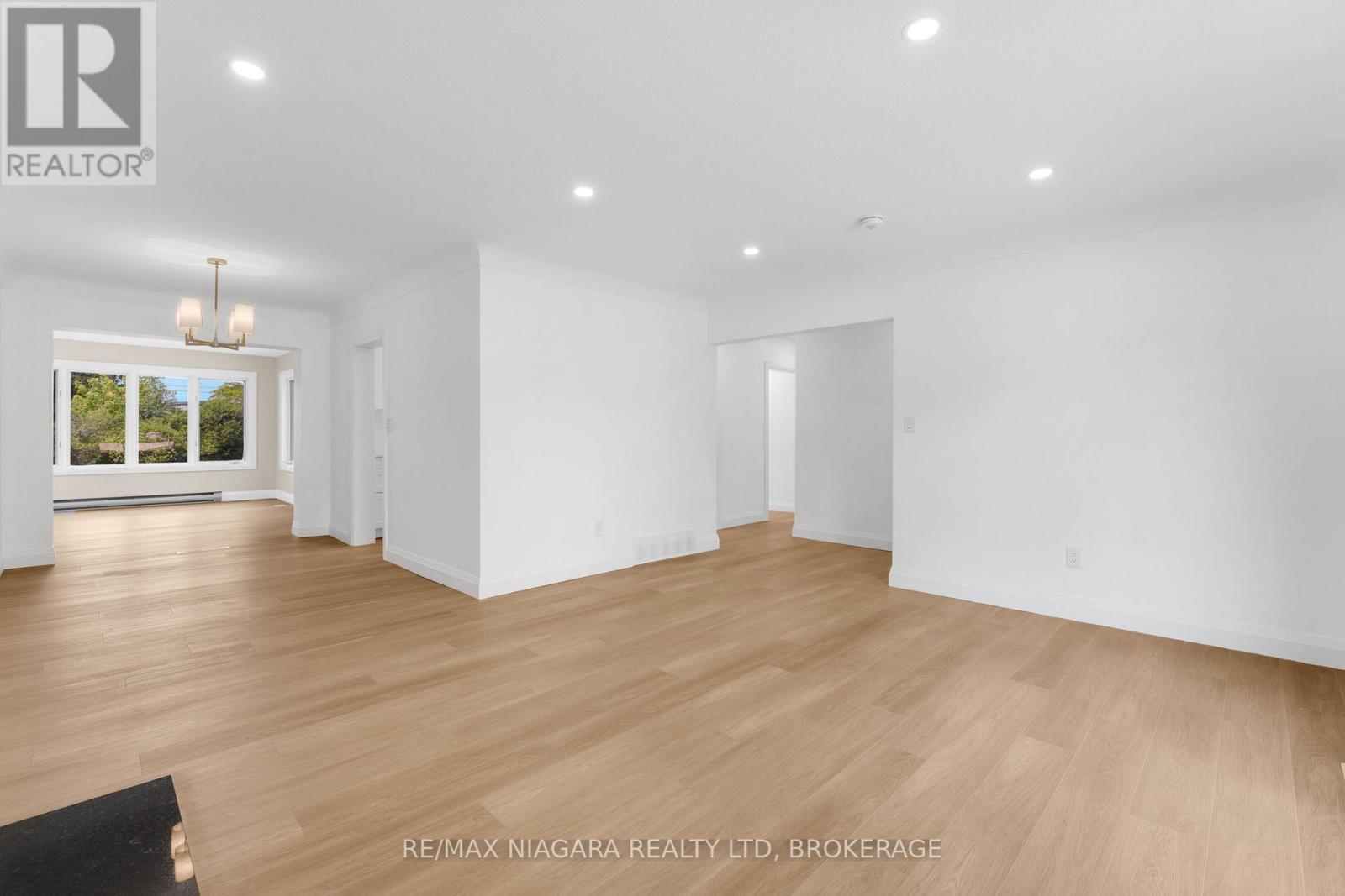 10 West Hampton Road, St. Catharines, Ontario  L2T 3E5 - Photo 6 - X12955262