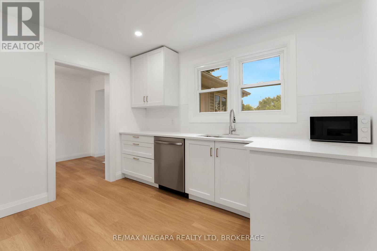 10 West Hampton Road, St. Catharines, Ontario  L2T 3E5 - Photo 8 - X12955262