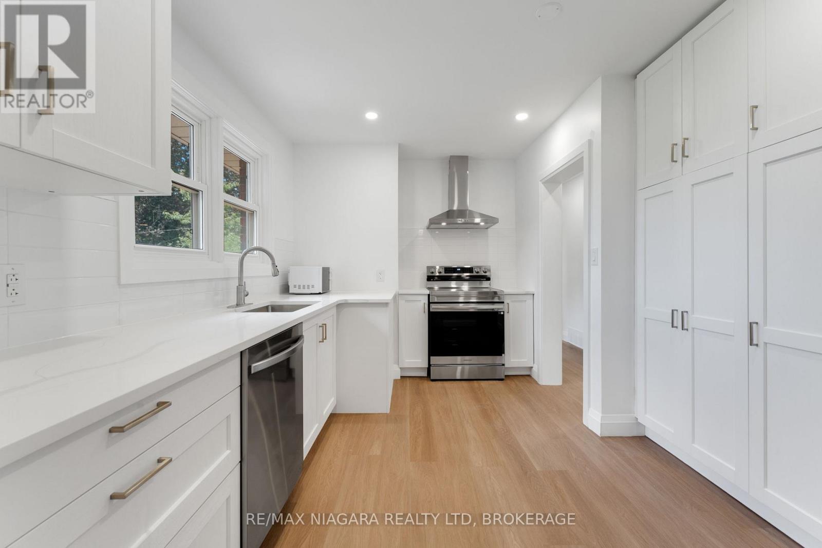 10 West Hampton Road, St. Catharines, Ontario  L2T 3E5 - Photo 9 - X12955262